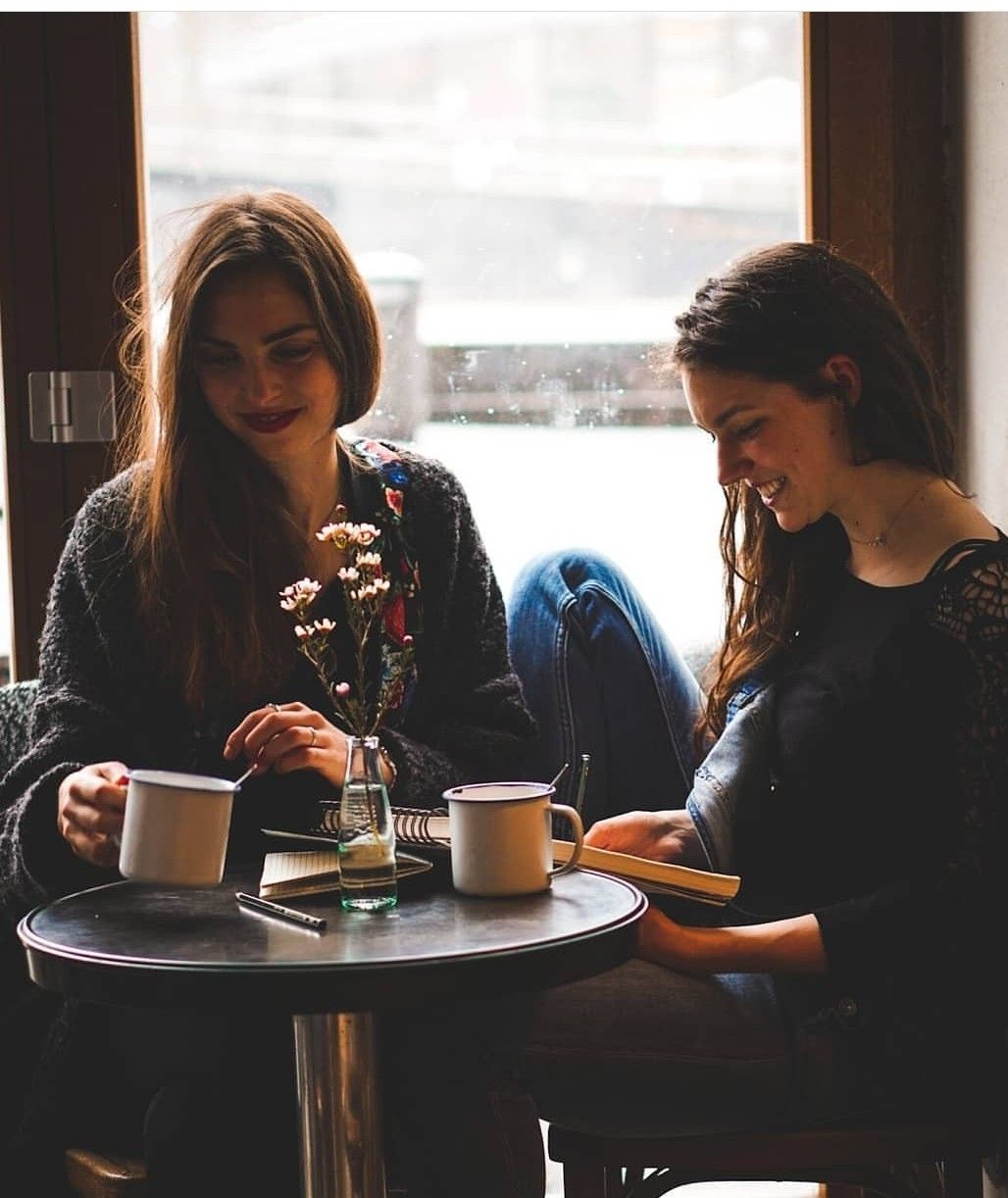 Dos personas en conversación tranquila