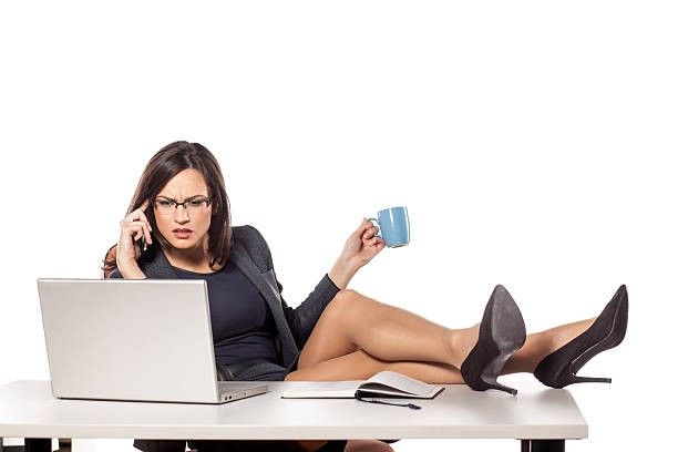 Persona trabajando con calma en escritorio